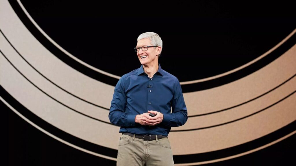 Tim Cook presenta avances de Apple Intelligence y nuevas alianzas tecnológicas durante llamada de resultados.