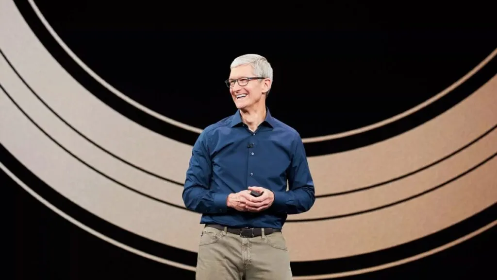 Tim Cook presenta avances de Apple Intelligence y nuevas alianzas tecnológicas durante llamada de resultados.