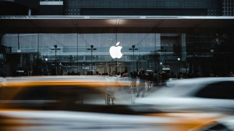 Apple ofrece recompensas de hasta 2 millones de dólares a investigadores que detecten vulnerabilidades críticas en su software.