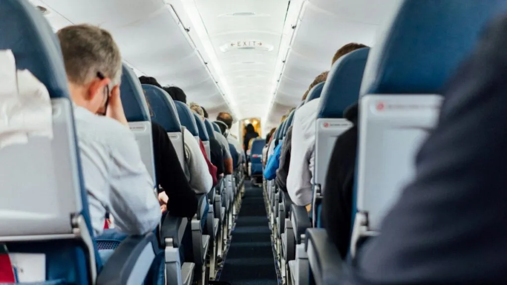 Aerolínea canadiense WestJet afectada por ciberataque que expuso datos personales de 1.2 millones de pasajeros, generando preocupación por seguridad digital