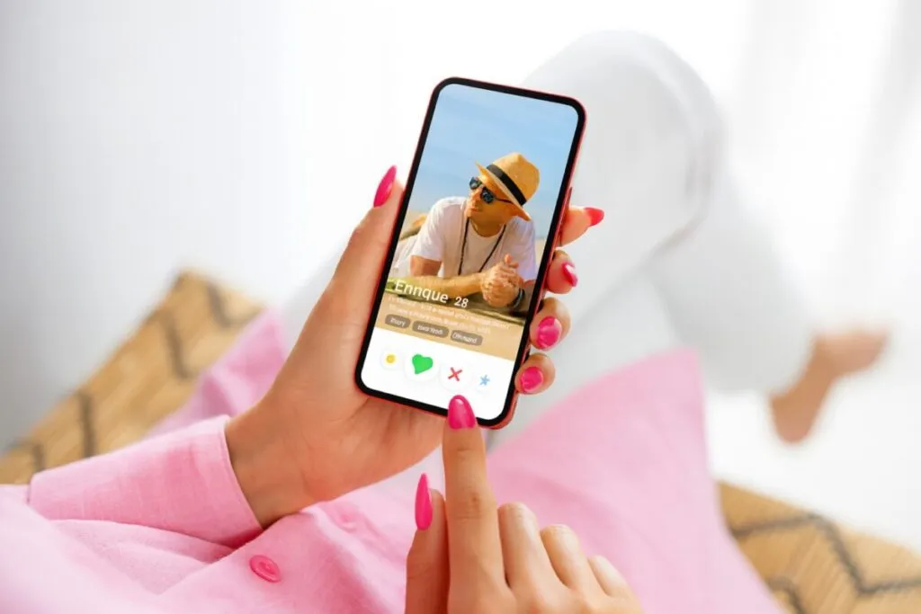 Personas mayores usando apps de citas en Argentina, reflejando emociones, tecnología y vínculos