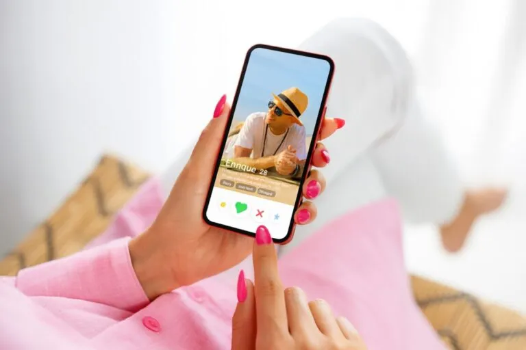 Personas mayores usando apps de citas en Argentina, reflejando emociones, tecnología y vínculos