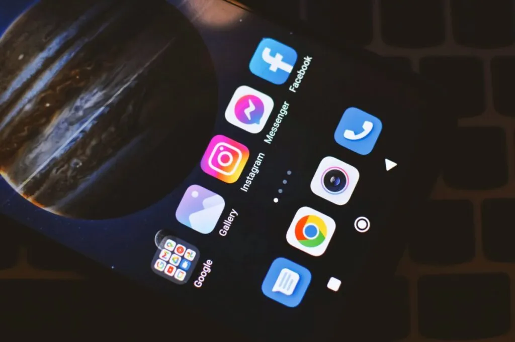 Ilustración de smartphone con múltiples apps activas en segundo plano y datos móviles disminuyendo
