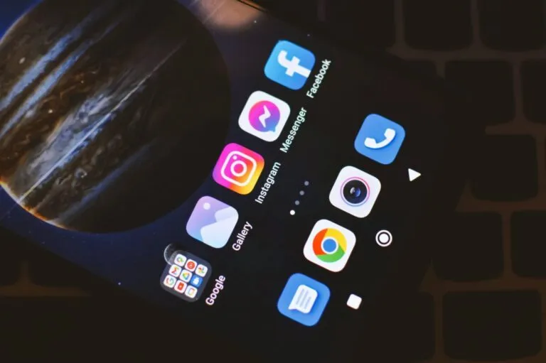 Ilustración de smartphone con múltiples apps activas en segundo plano y datos móviles disminuyendo