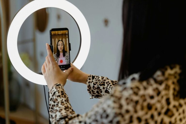 Jóvenes españoles usando redes sociales con actitud crítica, mostrando desconfianza hacia instituciones públicas