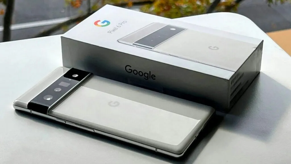 Google deja pistas en código binario sobre la apertura de su primer centro Pixel autorizado en México.