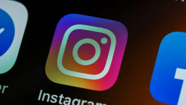 Meta AI llega a Instagram Stories con herramientas de edición inteligente para fotos y videos.