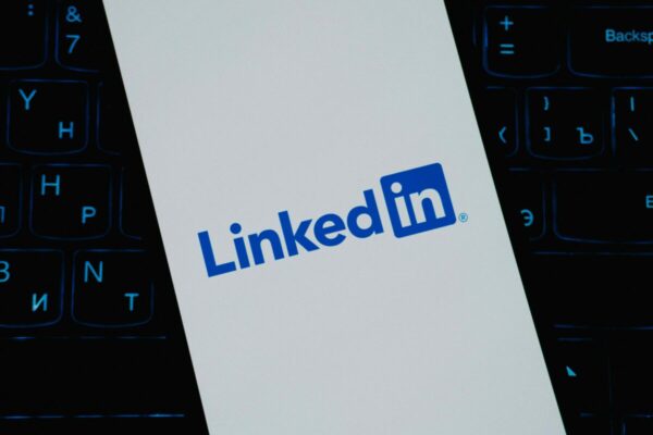 Gráfica moderna sobre cómo LinkedIn encabeza el marketing B2B según datos de Statista