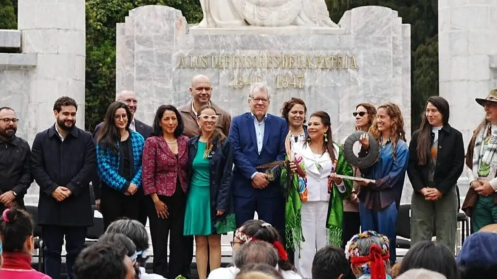 Clara Brugada Molina, Erika Valencia Torres, Julia Álvarez Icaza, Peter Grohmann —Coordinador Residente del Sistema de las Naciones Unidas en México— y Frédéric García —Presidente del Consejo Ejecutivo de Empresas Globales (CEEG)— durante la apertura de la Semana de Acción “México por el Clima”, junto a representantes ambientales y empresariales.
