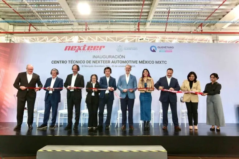 Marco Del Prete durante la inauguración del Centro Técnico de Nexteer Automotive en Querétaro, acompañado de directivos de la empresa.