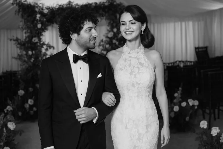 Selena Gomez sonriente con fondo elegante, imagen editorial relacionada con su boda secreta