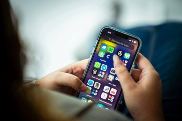 Imagen ilustrativa sobre los efectos negativos de cerrar aplicaciones en celulares Android y iOS