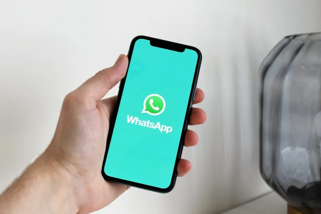 Interfaz de WhatsApp mostrando mensajes de distintas plataformas como Signal o Telegram