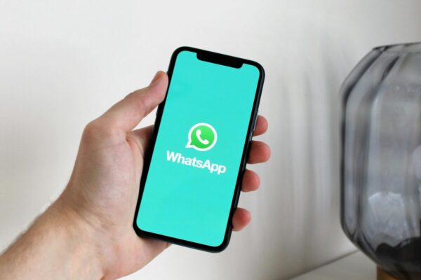 Interfaz de WhatsApp mostrando mensajes de distintas plataformas como Signal o Telegram