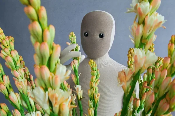 Robot Neo realizando tareas domésticas con inteligencia artificial en un hogar moderno.