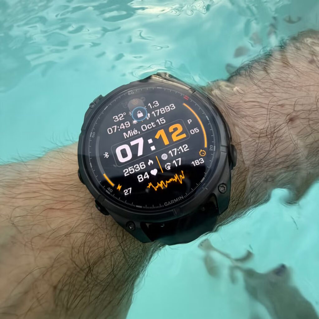 Deportista usando un Garmin Fenix 8 Pro con pantalla visible bajo luz solar.