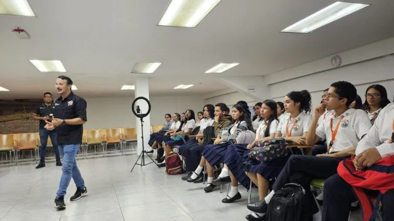 Jóvenes latinoamericanos desarrollando prototipos tecnológicos en el programa Samsung STEM.