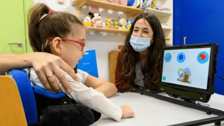 Persona en España utiliza tecnología de mirada para comunicarse mediante un sistema ocular accesible y digital