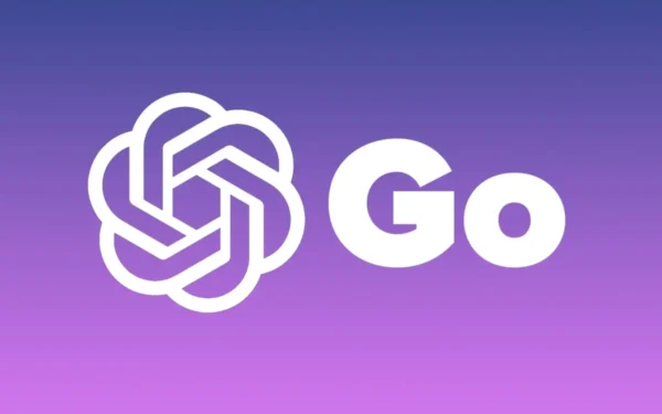 Usuario latino interactuando con ChatGPT Go en su smartphone como parte de la adopción tecnológica regional