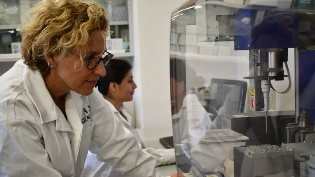 Biosensor portátil para prueba de VPH sostenido por una persona en entorno clínico