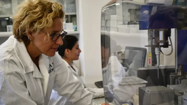 Biosensor portátil para prueba de VPH sostenido por una persona en entorno clínico