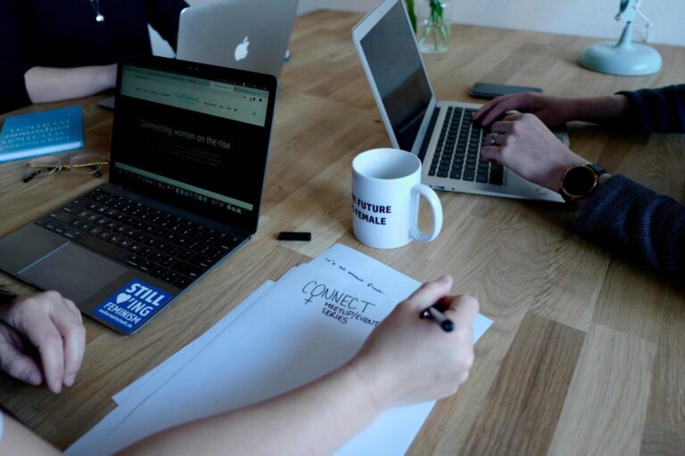 Ilustración sobre la desigualdad digital en zonas rurales de México, enfocada en el acceso limitado a internet y tecnología