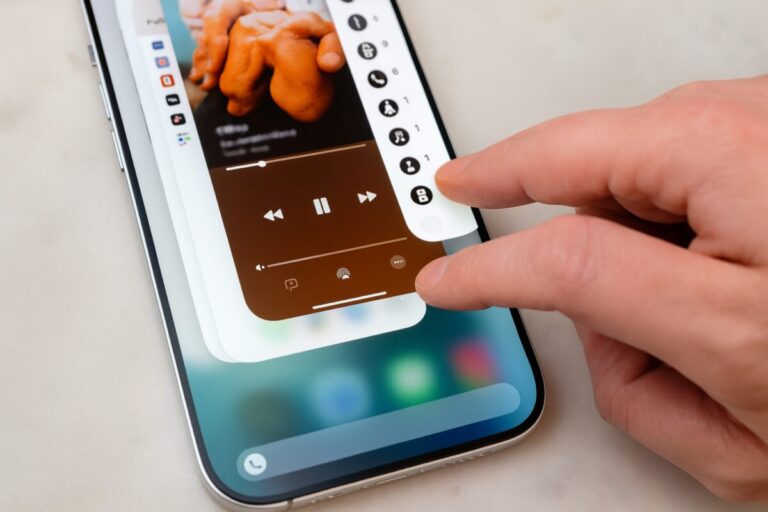 Ilustración de un iPhone con varias apps cerrándose, mostrando el impacto en el procesador y batería del dispositivo