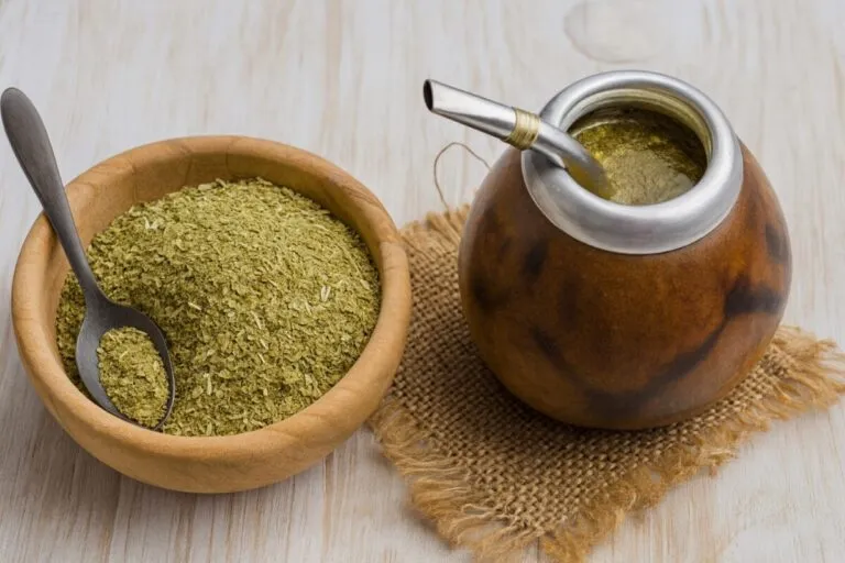 Taza de mate saborizado con frutas y especias sobre mesa elegante en restaurante de Argentina