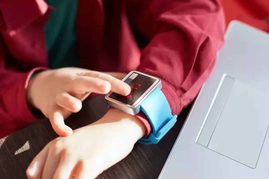 Reloj inteligente para niños en la muñeca de un menor con interfaz social visible