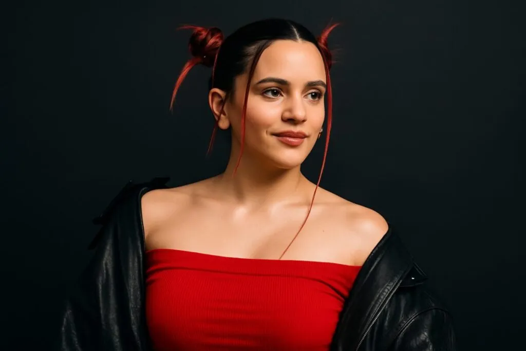 Rosalía con peinado futurista y outfit rojo, en imagen editorial moderna, fondo neutro, estilo cultural y profesional