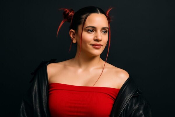 Rosalía con peinado futurista y outfit rojo, en imagen editorial moderna, fondo neutro, estilo cultural y profesional