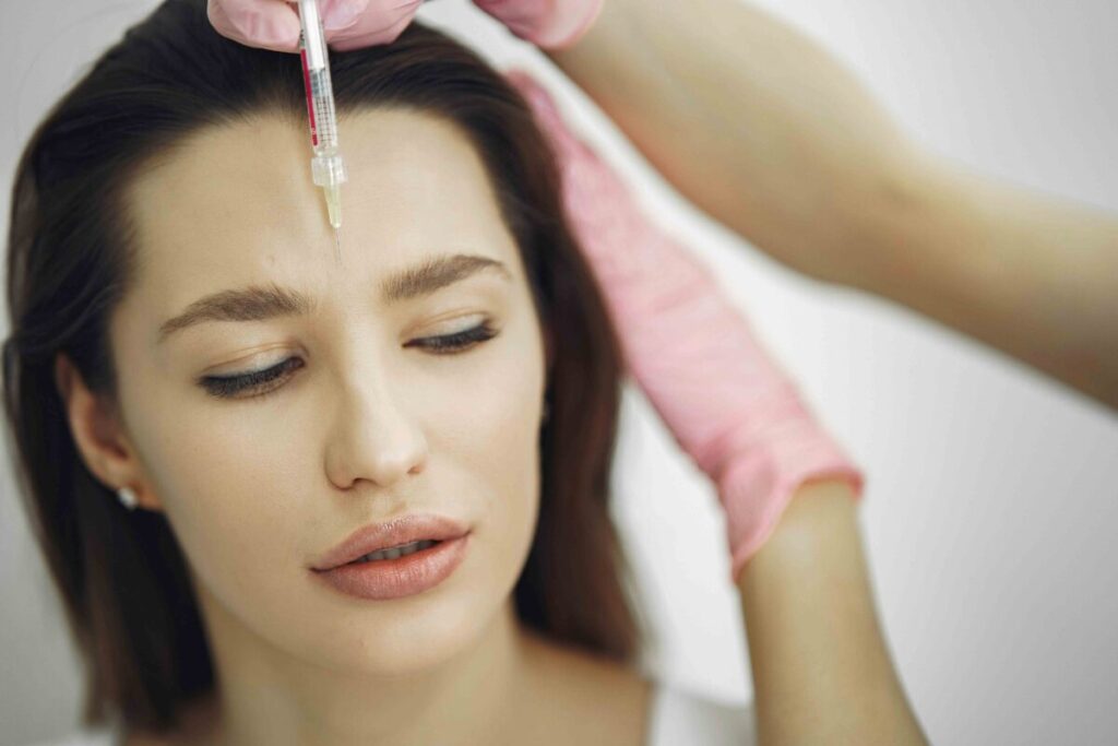 Mujer joven en clínica estética recibiendo botox, tendencia en España por su accesibilidad y naturalidad