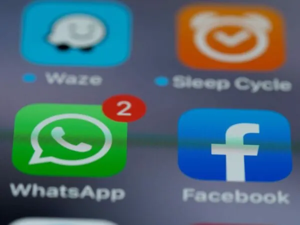 Ilustración de apps de mensajería bajo revisión del regulador británico