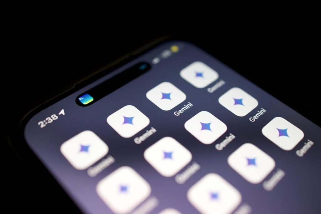 Interfaz de la app Gemini en un smartphone Android con gráfico de crecimiento en segundo plano
