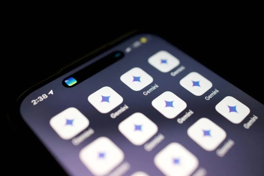 Interfaz de la app Gemini en un smartphone Android con gráfico de crecimiento en segundo plano