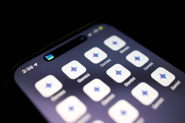Interfaz de la app Gemini en un smartphone Android con gráfico de crecimiento en segundo plano