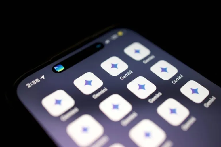 Interfaz de la app Gemini en un smartphone Android con gráfico de crecimiento en segundo plano