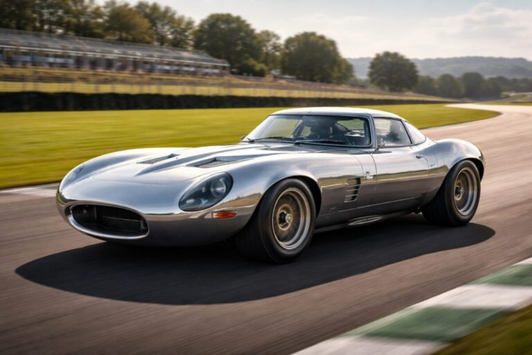 El prototipo Jaguar Type 00 con motor V12 en pista, un homenaje moderno al Type E