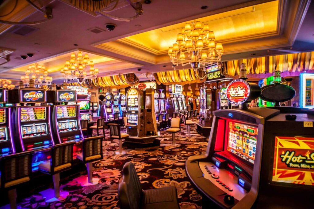 Representación editorial de nuevos casinos online con enfoque en tecnología y personalización de la experiencia en Chile Instrucciones para IA: Ilustración editorial moderna en estilo limpio y tecnológico. Mostrar interfaz de un casino online en una laptop o smartphone, con íconos de ruletas, cartas, bonos y gráficos de datos. Debe sugerir dinamismo, seguridad y personalización. Fondo con elementos de diseño digital, sin texto. Composición horizontal, en alta resolución, optimizada para medios web. Fuentes consultadas https://ucvradio.cl/news/mejores-nuevos-casinos-del-ano-los-lanzamientos-que-estan-revolucionando-el-juego-online/