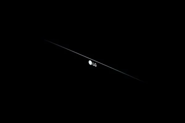 Pantalla de televisor LG con app de Copilot de Microsoft instalada sin permiso del usuario