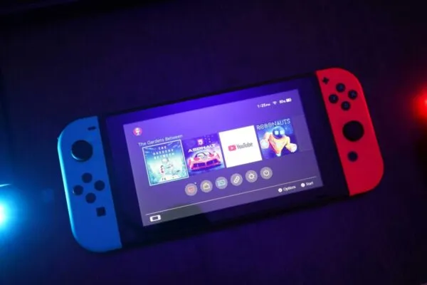 Ilustración de la app de control parental de Nintendo Switch mostrando funciones de monitoreo de juegos