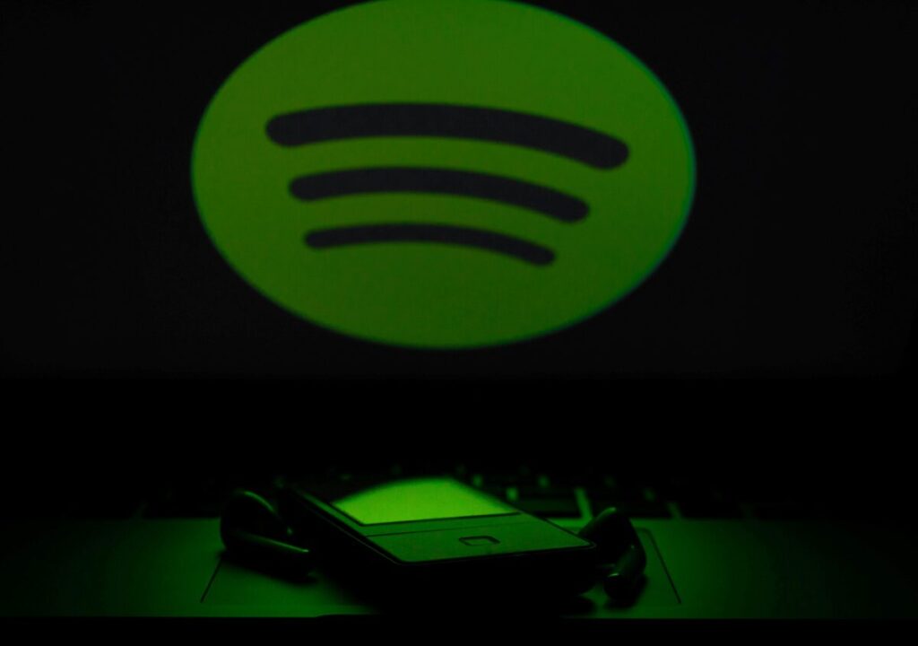 Artistas protestan por canciones generadas por inteligencia artificial en Spotify