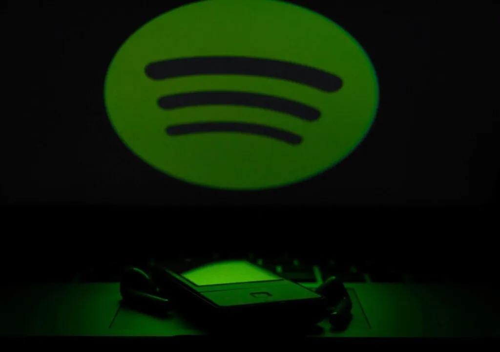 Artistas protestan por canciones generadas por inteligencia artificial en Spotify