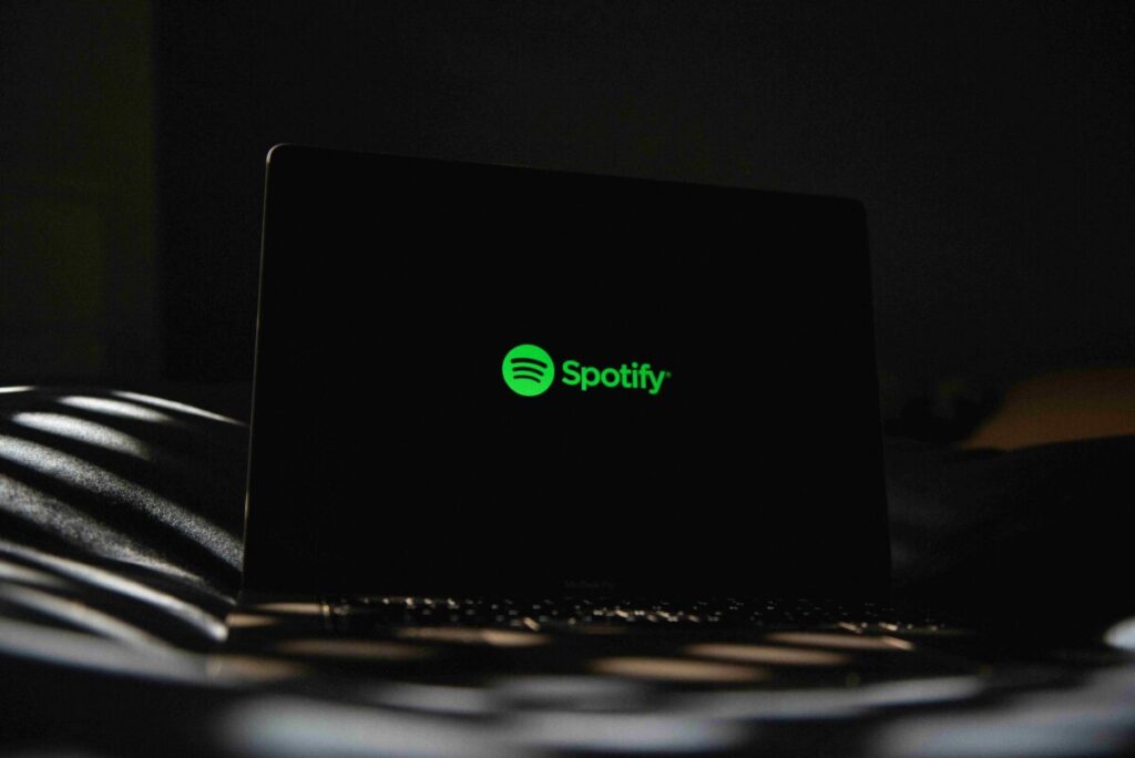 Interfaz de Spotify en un teléfono con mensaje de error, representando caída global de la plataforma de streaming
