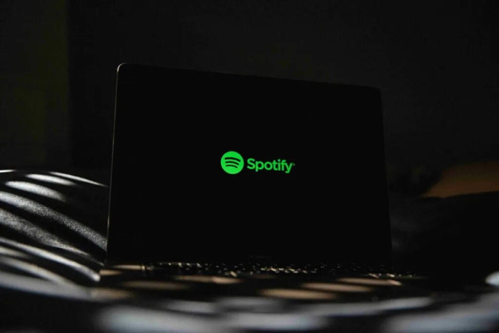 Interfaz de Spotify en un teléfono con mensaje de error, representando caída global de la plataforma de streaming