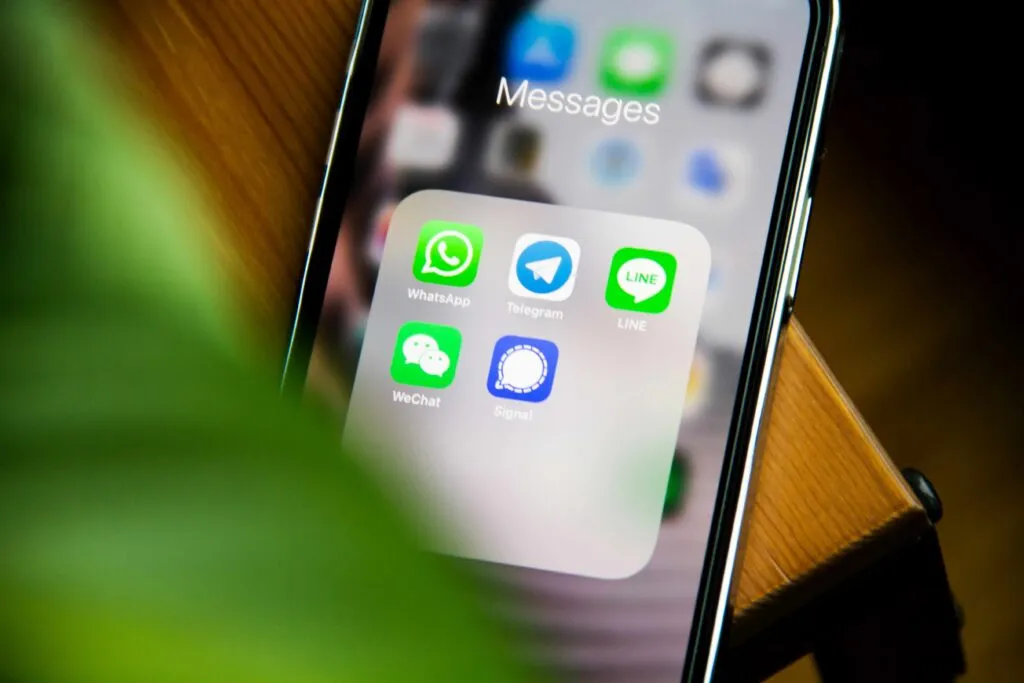 Opciones de privacidad activadas en WhatsApp con Face ID desde un iPhone, chats ocultos y acceso restringido