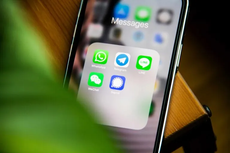 Opciones de privacidad activadas en WhatsApp con Face ID desde un iPhone, chats ocultos y acceso restringido