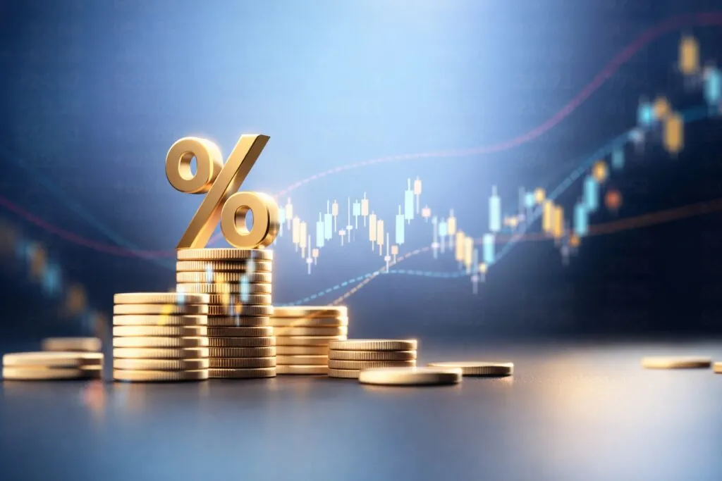 Persona usando apps de administración para llevar sus finanzas personales desde el celular