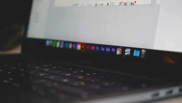 Escribe un artículo basado en https://www.shopify.com/es/blog/software-diseno-camisetas con tono semi-formal, cercano y con toque de entusiasmo. Aquí se puede adoptar un tono más conversacional y hasta juvenil, porque la audiencia suele ser general, pensado para medios digitales. El texto debe estar redactado con el conocimiento y estilo de un articulista/ periodista o blogger tecnológico, conocedor de gadgets, innovación digital y tendencias de internet. No es necesario que estos temas se mencionen de forma explícita; funcionan solo como antecedente para guiar el tono de voz y la construcción de las ideas. Adapta también el tono y la construcción del texto al medio en el cual se publicará el artículo: https://mercadoemergente.com/. Reglas obligatorias 1. Ready to post obligatorio o La respuesta debe ser siempre un artículo completo, 100% listo para publicar: título, subtítulos, cuerpo, cierre, bloque SEO y bloque de imagen. o El texto debe ser factual, con todos los datos double checked. o Nunca incluir links en la versión ready to post. o Los links van únicamente en un bloque separado al final, bajo el título Fuentes consultadas. 2. Título o Máximo 13 palabras. o Memorables, sencillos, informativos y llamativos. o No debe contener “2025”. o La palabra objetivo SEO debe aparecer en el título. 3. Primer párrafo o No puede iniciar con una cifra (ni en número ni en letra). o No puede comenzar con expresiones como según, de acuerdo con, en México, en España ni frases genéricas. o Debe abrir con una idea atractiva, clara y diferente, que marque un giro y evite sonar como IA. o Desde el primer párrafo y a lo largo del artículo debe quedar claro de qué país se está hablando. 4. Estilo o Redactar siempre en voz activa. o Evitar sonar como IA o usar frases de relleno. o Al menos 80% de los enunciados deben tener máximo 25 palabras. o Nada en primera persona ni menciones de autoría. o No usar “–” ni “:”. o No incluir conclusión. o Usar frases de transición como Además, Asimismo, También, Del mismo modo, En consecuencia, Por otro lado, De igual manera. 5. Estructura o Entre 280 y 320 palabras (ideal 300). o Cada párrafo debe ser único, sin repetir ideas ni frases de párrafos anteriores. o Transiciones fluidas entre párrafos. o Solo dos subtítulos como máximo y nunca antes de los dos primeros párrafos. o La palabra objetivo SEO debe aparecer en al menos un subtítulo. o Incluir de forma aleatoria y natural, a mitad o hacia el final del artículo, una de estas frases de variación:  “Si este artículo te está gustando, podrías leer: [tema relacionado]”  “¿Interesado en el tema? Mira también: [tema relacionado]”  “Para seguir explorando, visita: [tema relacionado]”  “Otra lectura recomendada: [tema relacionado]”  “No te pierdas: [tema relacionado]”  “Lee también: [tema relacionado]”  “Encuentra aquí otro tema interesante: [tema relacionado]”  “Este tema puede interesarte: [tema relacionado]”  “Si este artículo despertó tu interés, revisa: [tema relacionado]”  “Te puede resultar útil este contenido: [tema relacionado]”  El cuerpo del articulo debe tener dos subtitulos o El texto debe cerrar con un párrafo basado en un dato duro no mencionado en la introducción, sin anunciarlo como tal. 6. Fechas o Siempre priorizar las más recientes, empezando desde agosto 2025. o No incluir fechas anteriores a 2023. 7. SEO o Definir una palabra o frase SEO clara y corta. o Esa palabra SEO debe aparecer en: título, un subtítulo, el cuerpo del texto y la meta descripción. o Dar 7 etiquetas SEO en una sola línea separadas por comas (una debe contener la frase objetivo, las demás relacionadas). o Redactar una meta descripción SEO entre 135 y 140 caracteres EXACTOS.  Nunca superar los 140 caracteres.  Nunca quedar por debajo de 135 caracteres.  Debe ser clara, factual y basada en información del artículo.  Nunca debe ser opinión.  Indicar entre paréntesis el número exacto de caracteres al final de la meta descripción. o Sugerir categorías de noticias adecuadas al tema, tomando como ejemplo esta lista (no limitante y sin duplicados):  Noticias  Opinión  Sin categoría  Emergente  Mercados  Política  Tecnologías 8. Imagen de portada o Sugerir y producir una imagen adecuada para la nota. o Proveer un título y una descripción ALT que incluyan palabras clave de la meta descripción. o Instrucciones para la IA que genere la imagen:  Estilo editorial moderno, limpio y profesional o adaptado al tono del artículo (puede ser aspiracional, lifestyle, cultural, dinámico, tecnológico, etc.).  Composición clara, con elementos visuales directamente relacionados al tema.  Evitar texto dentro de la imagen.  Fotorealista o ilustración editorial minimalista, con estilo narrativo y profesional.  Formato horizontal, alta resolución, optimizado para web. o Dejar muy en claro: la imagen propuesta debe elaborarse siempre al final del artículo como portada. 9. Cierre o Terminar siempre con la frase: “Esta nota fue elaborada a partir de información de [fuente]”. 10. Fuentes consultadas • Después del bloque de SEO e imagen, incluir un apartado separado llamado Fuentes consultadas. • Allí enlistar los links de donde se tomó la información. • Nunca incluir links en la versión ready to post del artículo.