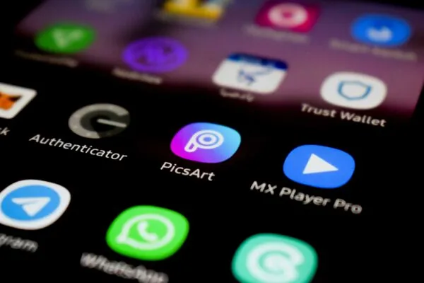 Ilustración del crecimiento de ingresos de apps móviles con inteligencia artificial frente a los videojuegos móviles